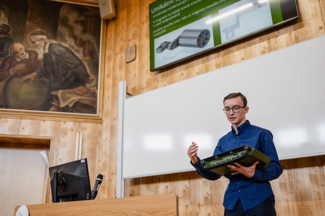 DSC 1599 - Ročníkové práce 2025/2026: studenti představili své projekty zástupcům firem