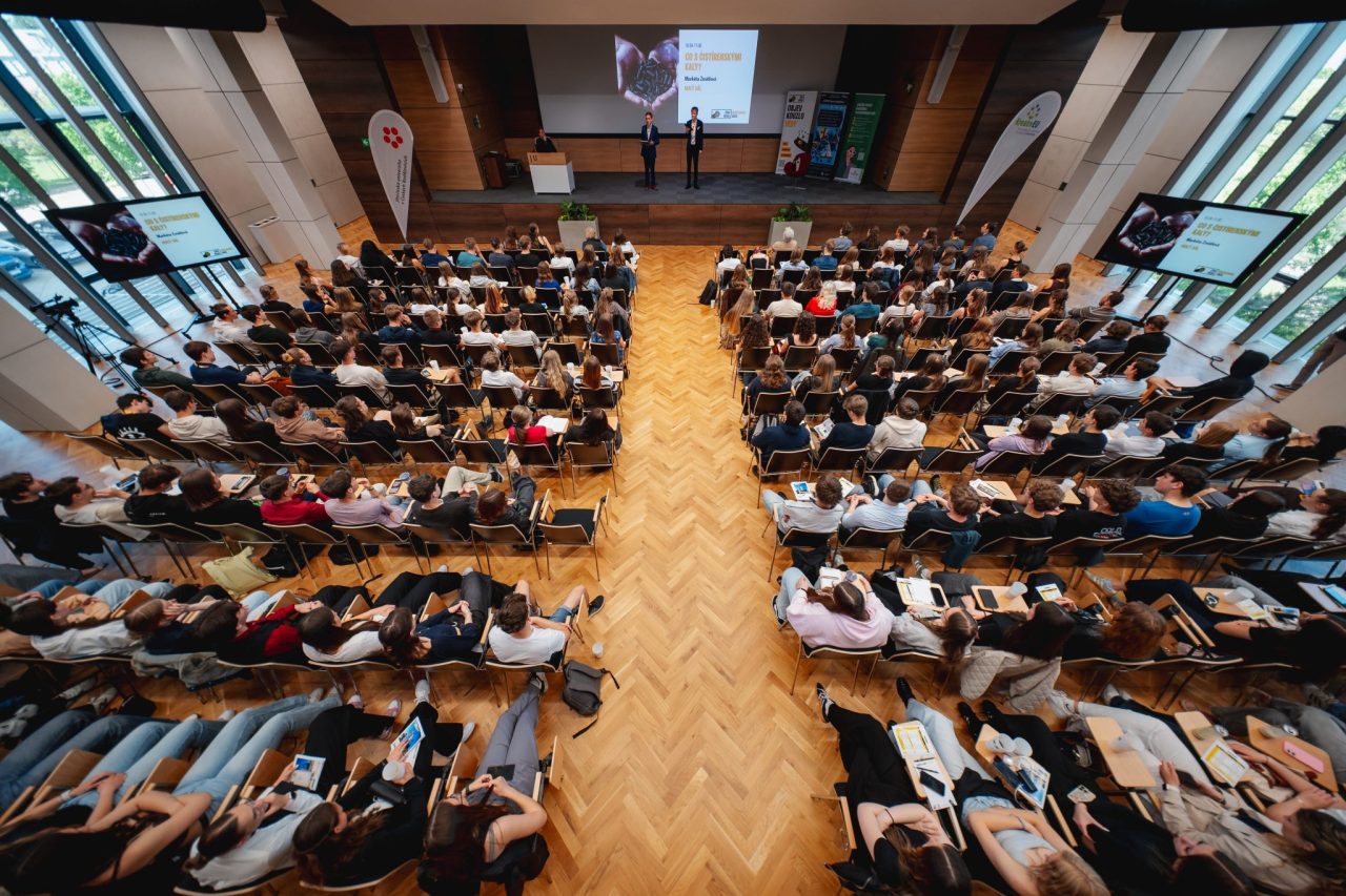 ZV Budejovice 093056 - Štěpán Latislav reprezentoval školu na studentské konferenci Zvaž vědu!