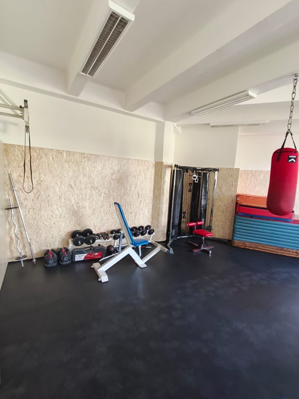 IMG 20260904 WA0003 - Rekonstrukce podlah a obložení sportovních prostor na SPŠ SE