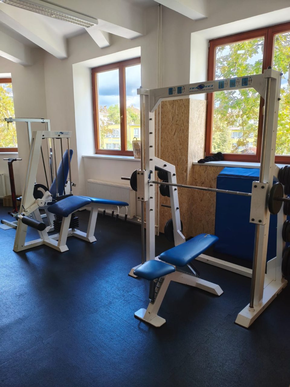 IMG 20260904 WA0006 - Rekonstrukce podlah a obložení sportovních prostor na SPŠ SE
