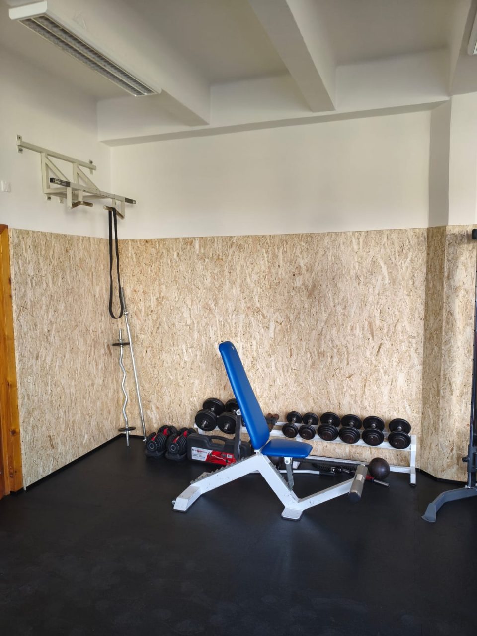 IMG 20260904 WA0007 - Rekonstrukce podlah a obložení sportovních prostor na SPŠ SE